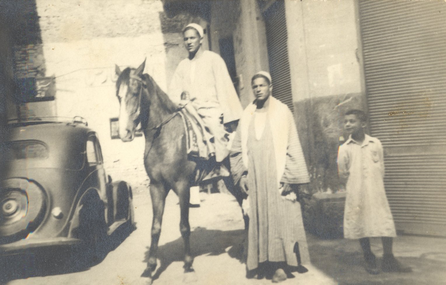 المرحوم محمود عبدالفضيل 
والفرسة ميمونة
وسيارة الحاج رياض